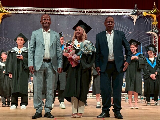 弘光科大畢典 家長從非洲史瓦帝尼遠渡重洋出席 | 華視新聞