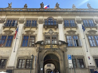 捷克文化部如藝文殿堂 設典雅畫廊、珍藏1.4萬冊古書