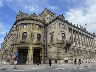 捷克貿工部雕像刻畫產業精神  歷洪水火災仍屹立不搖