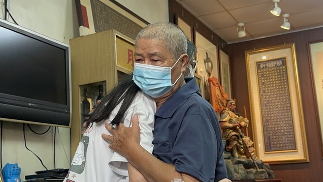 女大生柬埔寨受困87天返台  祖孫相擁淚訴對不起 | 華視新聞