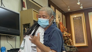 女大生柬埔寨受困87天返台  祖孫相擁淚訴對不起