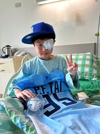 小球迷遭界外球擊中眼部 悍將帶球棒、球衣探望