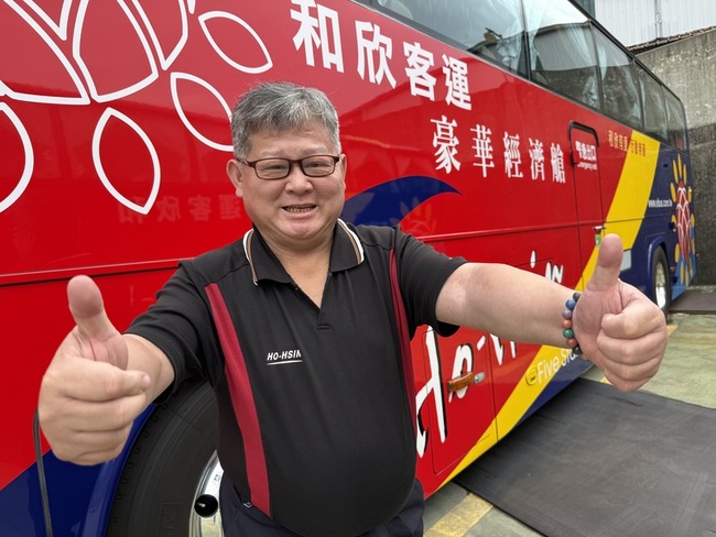 台中暖心司機凌晨起床準時發車  幫提重物代投幣 | 華視新聞