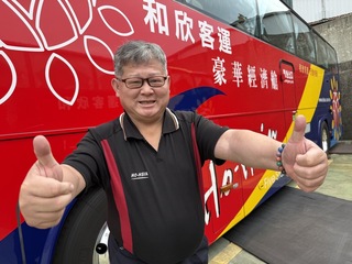 台中暖心司機凌晨起床準時發車  幫提重物代投幣