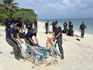 世界海洋日東沙島太平島淨灘 海巡署清逾2噸垃圾