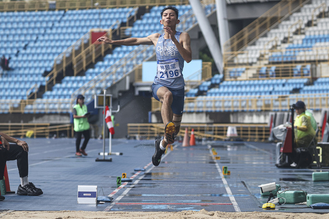 台北田徑公開賽全身溼  林昱堂跳遠「沉重」奪冠 | 華視新聞