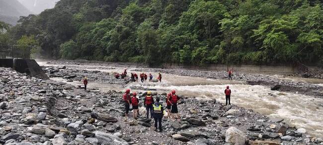 秀林砂婆礑溪溪水暴漲 7大學生戲水返程受困全獲救 | 華視新聞
