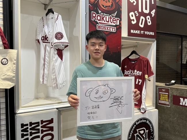 高承睿進場看樂天桃猿比賽  獲得林泓育手繪小禮物 | 華視新聞