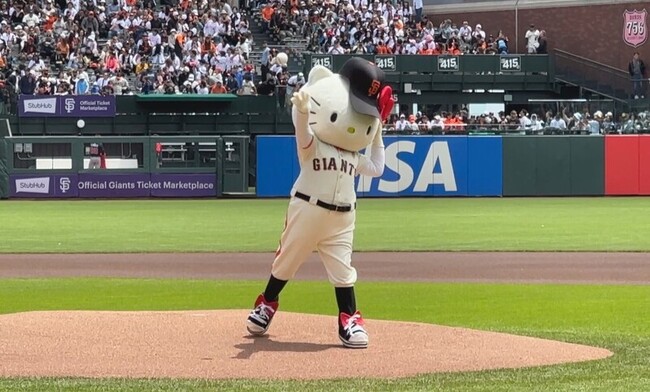 巨人攜長榮辦Hello Kitty日 4.2萬人進場人氣爆棚 | 華視新聞