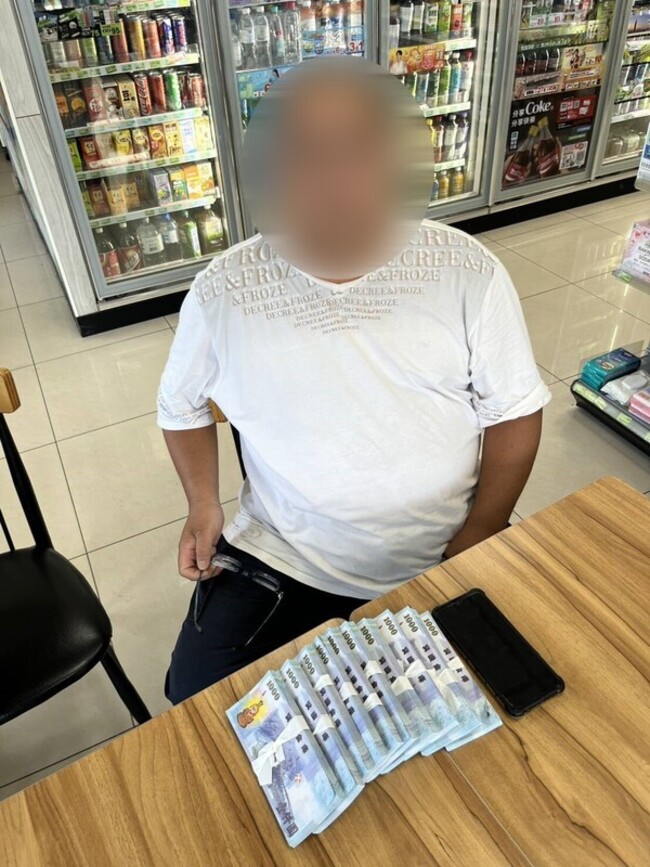 台中男遭假投資詐騙近900萬 配合警誘出車手逮人 | 華視新聞