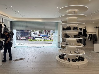 中市精品店遭人開車撞入店內後逃逸 警鎖定對象偵辦
