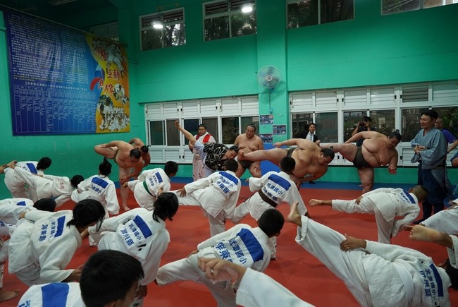 日本相撲力士對上武潭國小柔道隊 5童推不倒反被扛 | 華視新聞