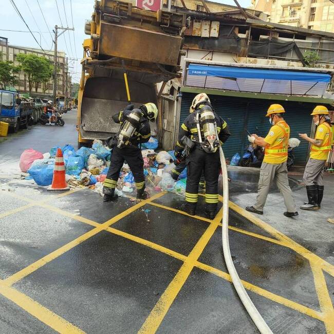 北市內湖區垃圾車後斗起火 緊急撲滅初查有炮竹殘渣 | 華視新聞