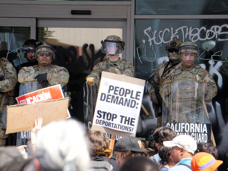 洛杉磯抗議群眾與國民兵對峙