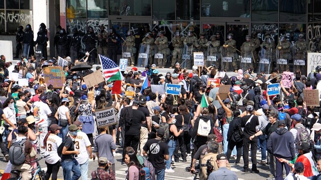 洛杉磯示威群眾包圍聯邦政府大樓 喊川普下台 | 華視新聞