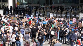 洛杉磯示威群眾包圍聯邦政府大樓 喊川普下台