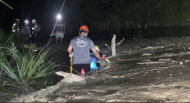 美籍法學教授騎單車受困山區 台東警消協力助脫困 | 華視新聞