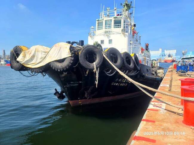港籍散裝船擦撞高雄港碼頭  台船1船沉沒、1船斷纜 | 華視新聞