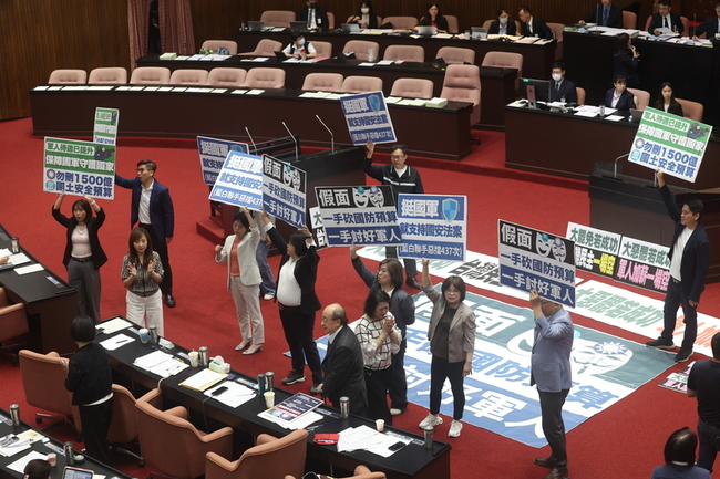 志願役加給在野不同調  白表決棄權藍版齊頭式加薪 | 華視新聞