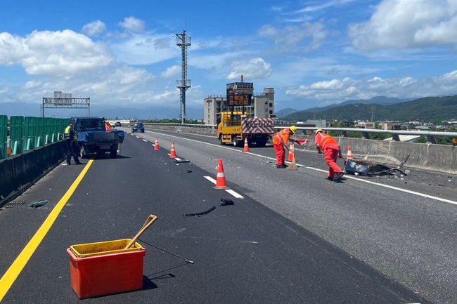 國5宜蘭礁溪段衝撞車禍 小貨車駕駛傷重不治 | 華視新聞