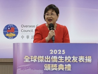 徐佳青頒發全球傑出僑生校友 盼僑教制度邁向百年