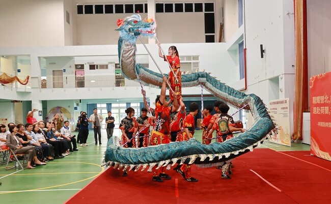 南投營北國中舞龍隊赴荷蘭演出 許淑華授旗勉勵 | 華視新聞