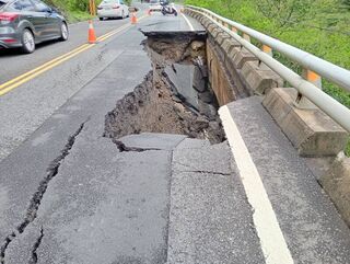 南迴公路伊屯段路面掏空 南下車道封閉搶修