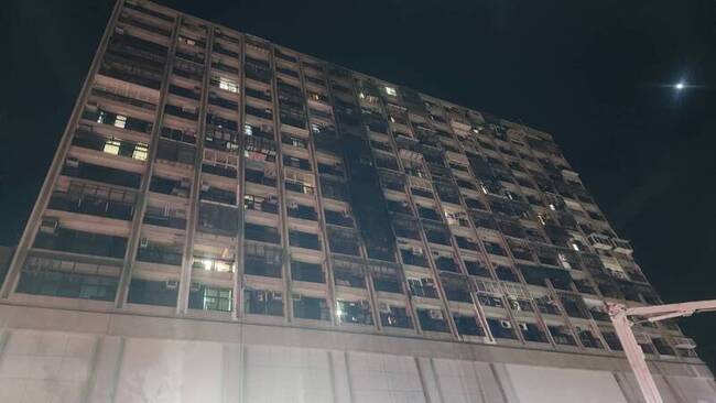 高雄鹽埕七賢大樓火警2輕傷 5月才剛公安列管 | 華視新聞