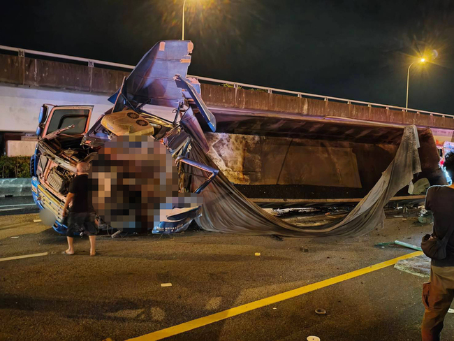 國1內湖段砂石車翻覆波及4車 駕駛送醫仍不治 | 華視新聞