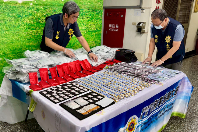 販毒集團藏雲林廢棄倉庫 警跟監半年攻堅逮8嫌 | 華視新聞