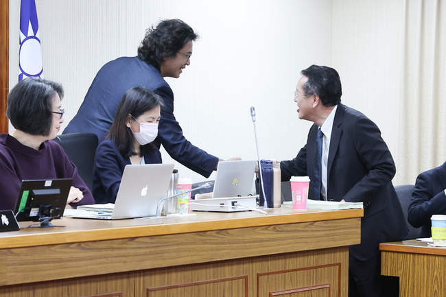 顧立雄：7/4舉行F-5除役儀式 規劃製作紀念影片 | 華視新聞