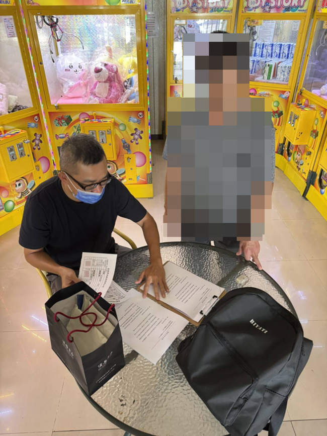 假投資詐騙約娃娃機店面交100萬 彰警逮車手 | 華視新聞