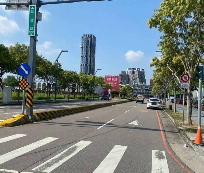 台中女子牽狗走斑馬線遭車撞  命危搶救中 | 華視新聞