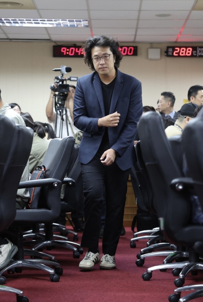 藍提數據質疑沈父曾赴陸 沈伯洋反駁：不懂國際貿易 | 華視新聞