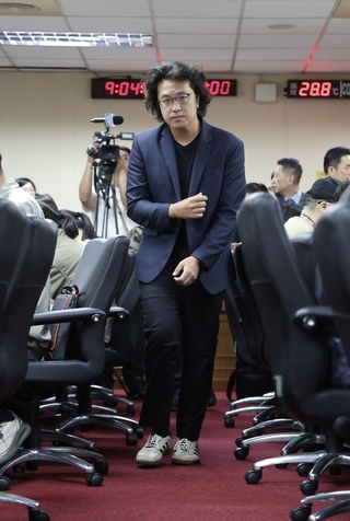 藍提數據質疑沈父曾赴陸 沈伯洋反駁：不懂國際貿易