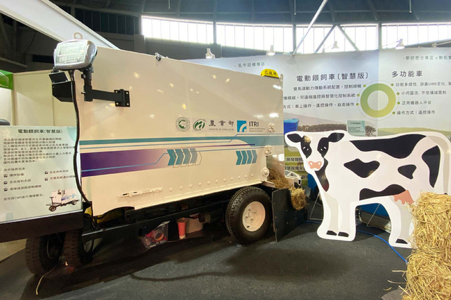 國產智慧型機具亮相 酪農業餵飼清糞效率升級 | 華視新聞