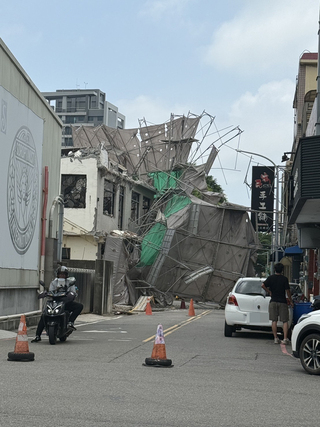 竹縣竹北民宅拆除鷹架倒塌  所幸無人受傷