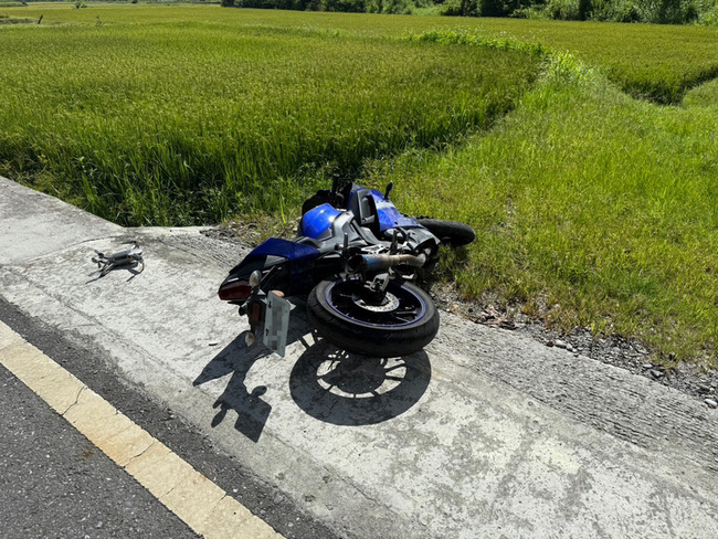 疑搶快碰撞曳引車 花蓮19歲男機車雙載傷重送醫 | 華視新聞