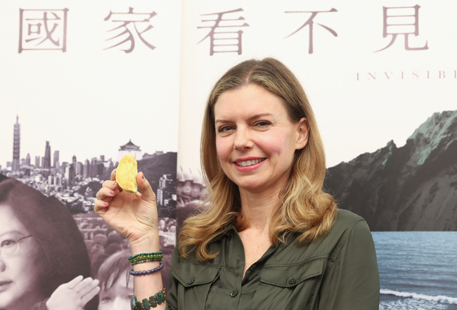 「看不見得國家」將上映 導演哽咽喊話台灣不孤單 | 華視新聞