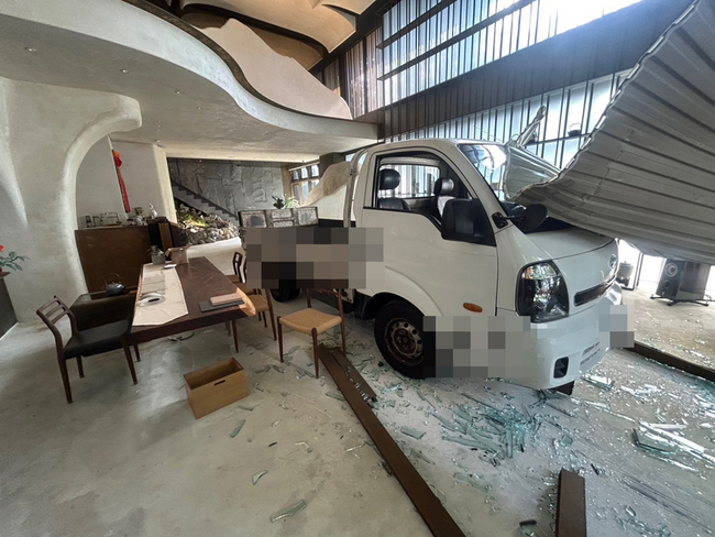 台中北屯再發生店鋪毀損案 男駕車衝撞茶行遭逮 | 華視新聞