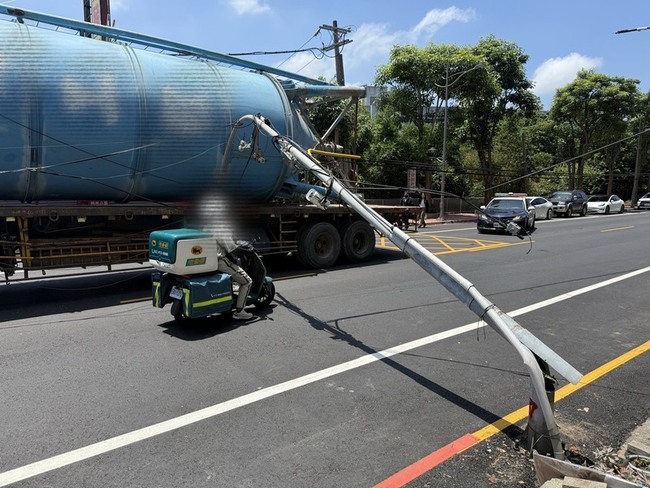 苗栗曳引車載運水泥槽勾到電纜線  燈桿應聲倒下 | 華視新聞