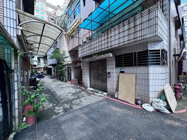 板橋富豪社區海砂屋都更啟動拆除 估118年底完工 | 華視新聞