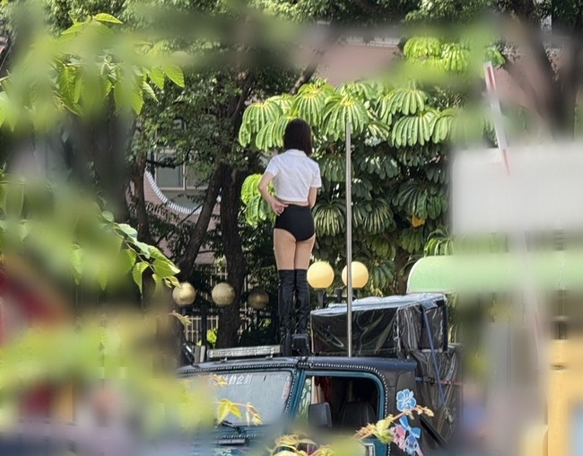 中市國中畢典校門辣妹跳鋼管舞 竟是家長送孩子禮物 | 華視新聞
