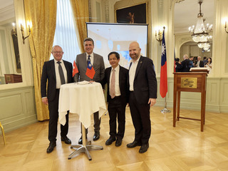 歡送駐瑞士代表黃偉峰 瑞議員：兩國共同守護民主