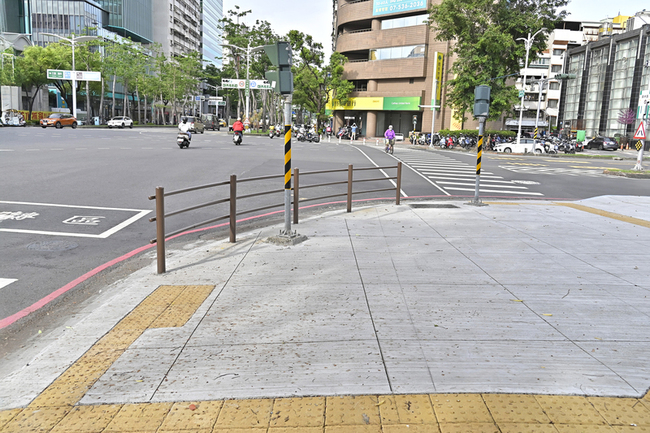 高市苓洲國小通學步道換新 營造通行友善環境 | 華視新聞