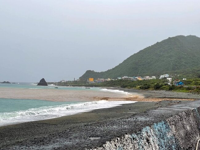 台東雨勢猛烈野溪暴漲 蘭嶼泥流入海出現陰陽海 | 華視新聞