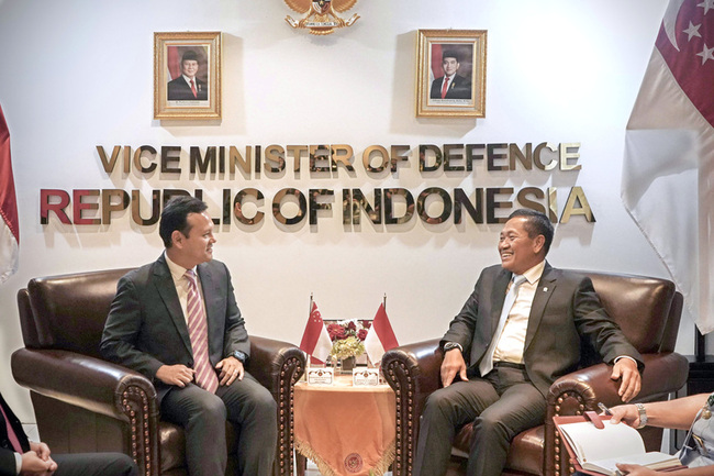 新加坡官員赴印尼防務展  重申雙邊國防緊密合作 | 華視新聞