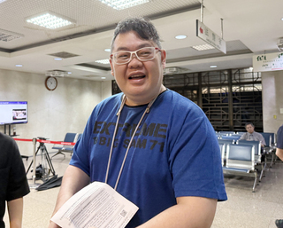 直播遭踢打潑飲料 四叉貓提告傷害赴北檢開庭