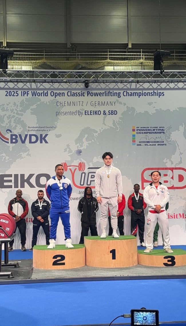 健力世錦賽范峻嘉靠台灣味加持 臥舉破世界紀錄 | 華視新聞