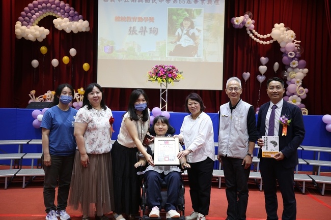 重癱國中生張羿珣畢業 黃敏惠：最動人的生命典範 | 華視新聞